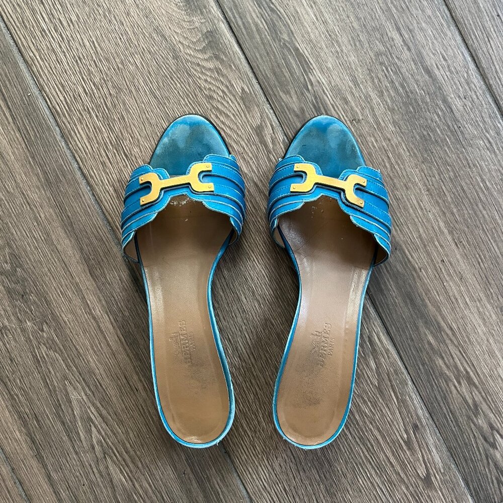 ✨Authentic✨ Hermès Pale Gold “H” Logo Low-Heel Sandals